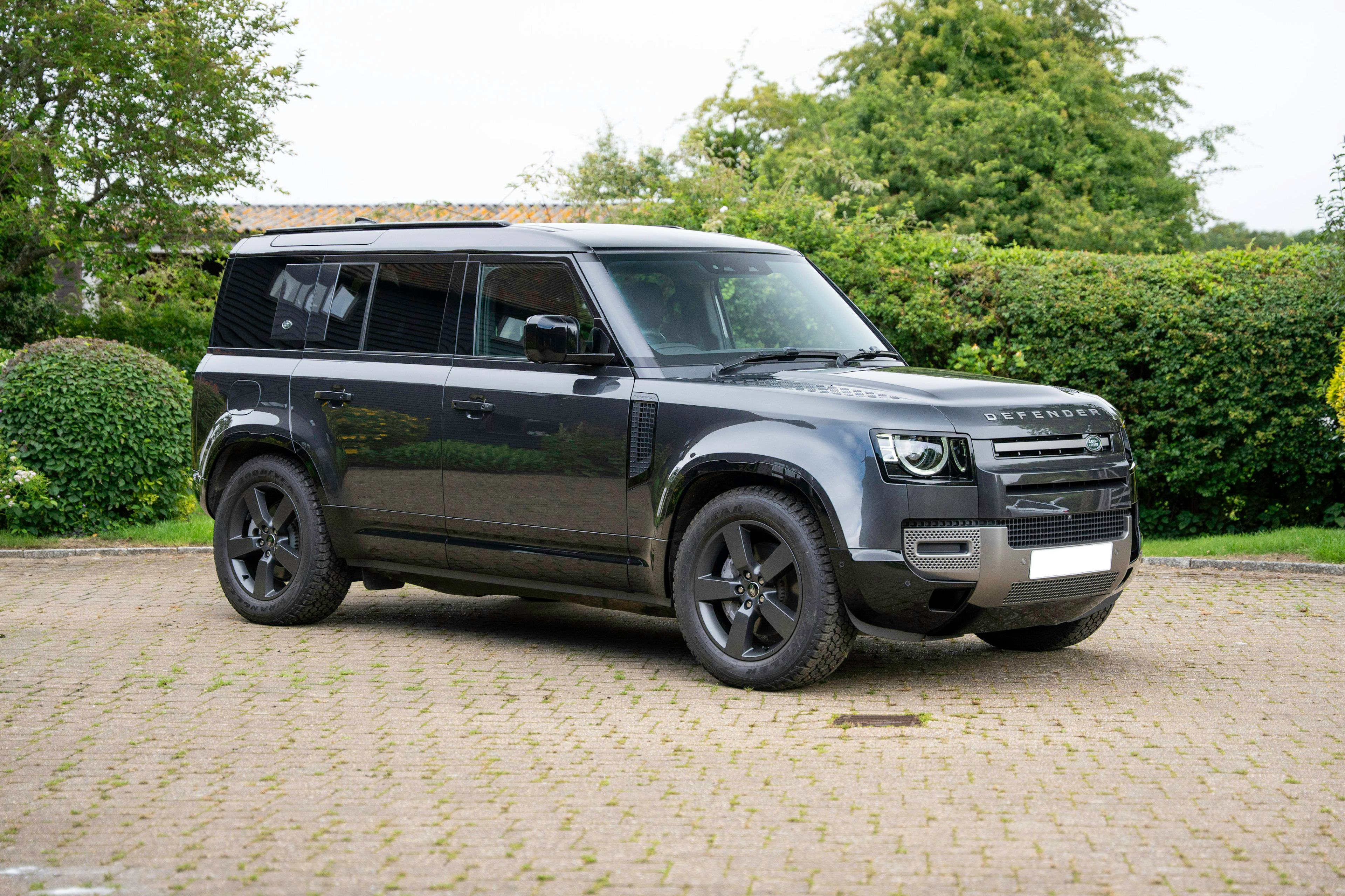 Land Rover Defender 110 D300 front exterior